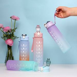 Botella de agua de plástico con logo personalizado al por mayor, 800-900ml, de PC con degradado, para niños, con cuerda de transporte simple y tapa de copa espacial de alto brillo. - Product Image 2