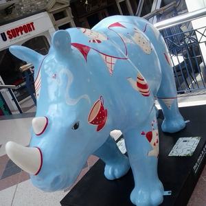 Statua di rinoceronte a grandezza naturale rossa in fibra di vetro di grandi dimensioni di vendita calda - Product Image 1