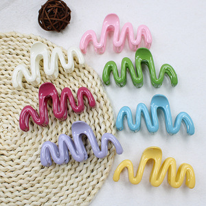 Venta al por mayor de fábrica caliente 10cm resina mujeres pelo ondulado garra moda caramelo colores chica accesorios para el cabello deconación ornamento - Product Image 2