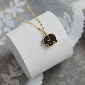 Collier élégant en forme d'éléphant noir et blanc double face, chaîne de clavicule plaquée or 18 carats, bijoux de mode en acier inoxydable pour femme - Product Image 5