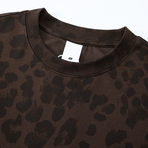 Camiseta de streetwear personalizada con estampado completo de leopardo para hombre 6849, corte holgado con hombros caídos, estilo vintage, 100% algodón, manga corta. - Product Image 2