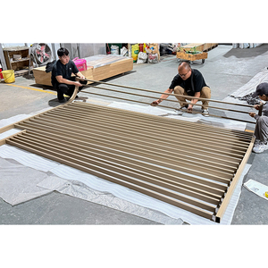 Lames <span class=keywords><strong>en</strong></span> aluminium à grain de <span class=keywords><strong>bois</strong></span> incurvées pour écran <span class=keywords><strong>extérieur</strong></span> de villa, vis cachées, panneaux <span class=keywords><strong>en</strong></span> aluminium à lattes, tube carré pour la <span class=keywords><strong>d</strong></span>écoration de la maison - Product Image 1