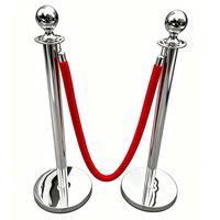 Ensemble de poteaux de guidage en acier inoxydable argenté avec corde en velours rouge pour le contrôle des foules et la gestion des files d'attente