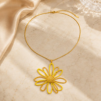 Collier pendentif fleur marguerite en acier inoxydable plaqué or 18 carats pour femme, breloque émaillée creuse, étanche, hypoallergénique, cadeau bijou