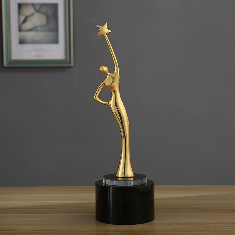 El hombre dorado aterriza las estrellas