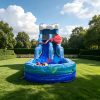 Toboggan aquatique gonflable géant en forme de raie manta rouge avec piscine à jets d'eau pour usage commercial extérieur et intérieur