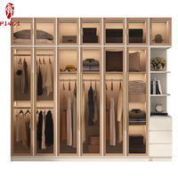Armoire moderne de luxe avec portes en verre et fonction d'éclairage, armoire en bois pour la chambre à coucher, système d'organisation de rangement