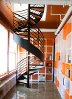 Escalier en colimaçon en bois avec marches en bois naturel et structure en acier thermolaqué, gain de place et de qualité supérieure