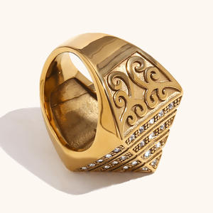 Anillo <span class=keywords><strong>de</strong></span> hombre retro americano europeo nicho creativo <span class=keywords><strong>de</strong></span> acero inoxidable chapado en oro <span class=keywords><strong>de</strong></span> 18 quilates con circón piramidal <span class=keywords><strong>de</strong></span> vid como piedra principal - Product Image 3