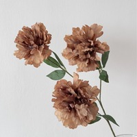 Arrangements floraux de rose et d'hortensia en soie marron d'automne pour décorations de scène de mariage et décor de salon