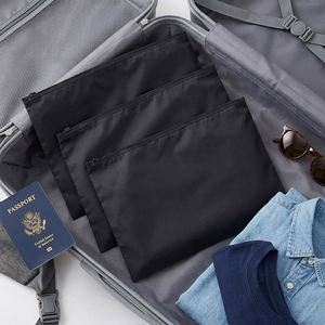 Sac d'emballage pour vêtements en PE noir givré personnalisé avec impression offset, recyclable et fermeture éclair avec logo - Product Image 1