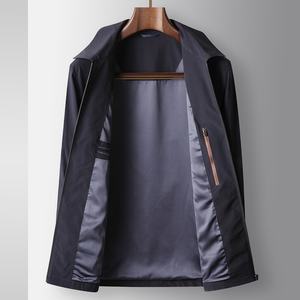 Chaqueta con Cierre y Solapa de Lujo Discreto para Hombre 2025 -- Abrigo Informal de Negocios de Inspiración |   Color y Logotipo Personalizables - Product Image 4