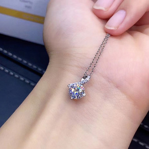Elegante collana con pendente solitario rotondo, catena con ciondolo in pietra scintillante per donna - Product Image 4