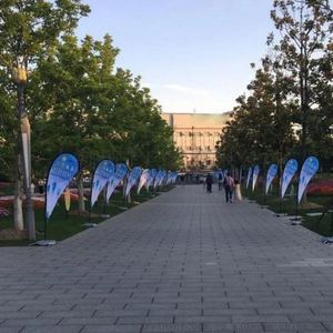Drapeaux de plage publicitaires personnalisés en polyester, imprimés par sublimation, durables, pour l'extérieur, avec mât en aluminium - Product Image 3