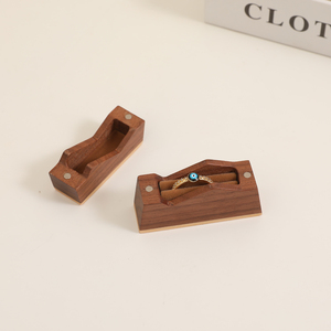Boîte à bague de fiançailles en bois de noyer de qualité supérieure avec doublure en velours doux, fermeture magnétique, logo personnalisé - Product Image 4
