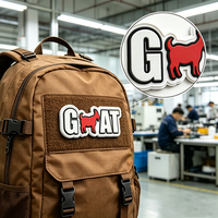 Patch PVC personnalisé avec lettrage en relief et fermeture auto-agrippante, directement de l'usine, pour vestes de montagne, sacs à dos et sacs.