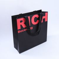 Maßgefertigte Schwarze Papier-Geschenktüte mit Schwarzem Bandgriff und Slogan-Druck Luxusverpackung für Hochwertige Marken Mode-Geschenkeläden