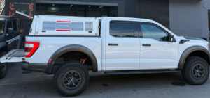 غطاء صندوق الشاحنة متوفر للشحن السريع، غطاء ألومنيوم مزدوج للكابينة لسيارات فورد F150 وجي إم سي سييرا 1500 وتويوتا تندرا - Product Image 3