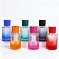 Flacon pulvérisateur de parfum en verre côtelé carré personnalisé OEM 30ml 50ml, atomiseur dégradé, anneau de col doré, capuchon mat, sérigraphié 6 couleurs
