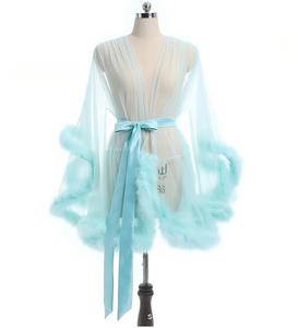 Robe de nuit sexy en satin rouge avec bordure en fourrure et plumes pour femme, idéale pour les nuits de noces, en tissu transparent et doux. - Product Image 2