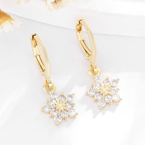 2025 colgante de copo de nieve de alta calidad 14K cobre chapado en oro con incrustaciones de circón uso diario pendientes de latón joyería de mujer - Product Image 1