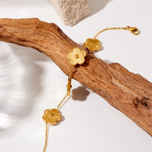 Conjunto de collar, pulsera y aretes de acero inoxidable con flor dorada de moda para mujer-Conjunto de collar con abalorio de cinco hojas - Product Image 5