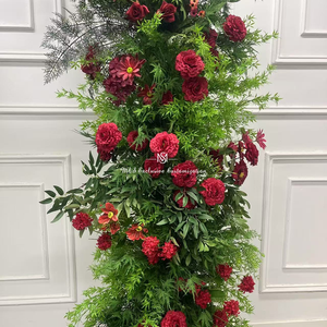 Arche florale en corne de mouton, style New Forest, avec herbe verte et roses rouges, pour événements en milieu végétal et décoration d'ambiance - Product Image 3