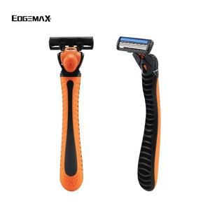 EdgeMax BIC3 Rasoir jetable confortable pour hommes, 1 poignée en caoutchouc et 12 recharges avec système à triple lame pour le visage et le corps - Product Image 1