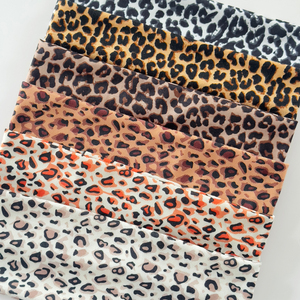 Fasce <span class=keywords><strong>per</strong></span> <span class=keywords><strong>Capelli</strong></span> Elastiche con Stampa Leopardata Retrò <span class=keywords><strong>per</strong></span> Donne, Accessori <span class=keywords><strong>per</strong></span> <span class=keywords><strong>Capelli</strong></span> <span class=keywords><strong>per</strong></span> Sport, Palestra e Yoga, Vendita all'Ingrosso e Personalizzazione Logo - Product Image 4