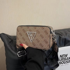 Nuevo Bolso de Hombro Cruzado para Mujer con Diseño Clásico de Guesses y Letras - Product Image 2