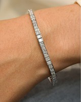 Bracelet élégant et classique pour femme, style Hailey, avec un dégradé de diamants de laboratoire taille princesse, fabriqué en or blanc 14 carats