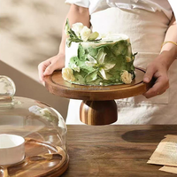 Bandeja de madera con tapa de cristal para tartas, postres y aperitivos, con patas de madera y estante de exhibición.