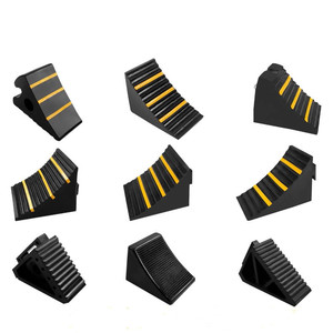 Cale de roue en caoutchouc robuste avec œillet pour chaîne, pour voitures, remorques, camping-cars, usage en garage, entrepôt et quai d'expédition, jaune+noir, certifiée CE - Product Image 1