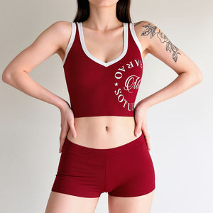 Conjunto de dos piezas con estampado de letras vintage para mujer, top corto tipo halter con ribete en contraste y pantalones cortos a juego - Product Image 3