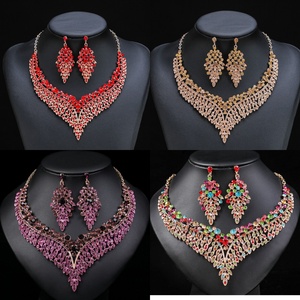 Ensemble collier et boucles d'oreilles exquis d'inspiration vintage pour femmes sophistiquées, parfait pour les banquets et les occasions spéciales - Product Image 1
