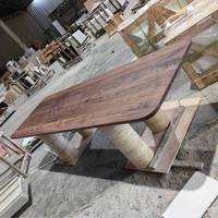 Meubles de maison de luxe, salle à manger, table à manger en marbre avec base en travertin et plateau en bois pour la décoration de la maison