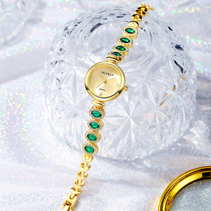 <span class=keywords><strong>Orologio</strong></span> da <span class=keywords><strong>Donna</strong></span> McyKcy alla Moda con Quadrante Piccolo in Lega Dorata, Dettagli Smeraldo <span class=keywords><strong>Verde</strong></span> e Lancette in Stile Mid-Century - Product Image 3