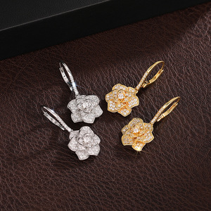 Orecchini Pendenti con Fiore di Camelia e Zirconi per Donne, Gioielli Floreali Scintillanti alla Moda - Product Image 3
