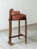 Tabouret de bar design en bois massif de style mid-century, dossier haut, créatif, minimaliste, commercial, mobile, pour hall d'accueil et réception
