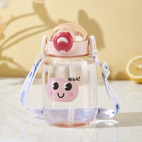 Gobelet à eau avec visage souriant de haute qualité, design mignon, doté d'une paille inclinée et d'un couvercle pop-up, en plastique.
