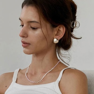 Pendientes de Botón Redondos en Forma de C, Brillantes y Modernos, Accesorios Versátiles de Lujo Ligero, Hechos de Aleación con Forma de Mariposa - Product Image 2