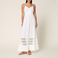 Robe longue évasée blanche pour femme, style bohème et de villégiature, personnalisée, à bretelles spaghetti, col en V, devant boutonné, taille smockée, avec garniture à découpes ajourées et coupe trapèze