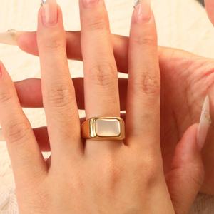 Bagues épaisses personnalisées en gros, étanches, avec incrustation de coquillage blanc, plaquées or 18 carats, en acier inoxydable pour femmes - Product Image 1