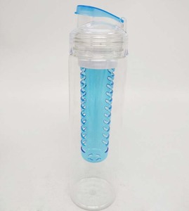 Bouteille d'eau portable en plastique avec infuseur à fruits et citron - Product Image 2