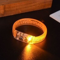 Bracelets lumineux LED personnalisés pour mariage, rechargeables par batterie, en plastique, à émission de lumière