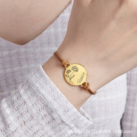 Bracelet de couple réglable gravé avec un disque en fer électroplaqué poli et un cordon en cuir tressé ciré pour anniversaire