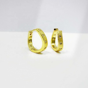 Pendientes de aro gruesos chapados en oro de 14k, elegantes y clásicos, con diseño de corazón de plata de ley 925, geométricos y redondos. - Product Image 1