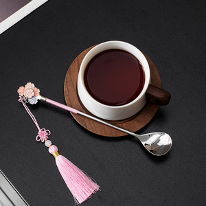 ช้อนกาแฟสแตนเลส 304 ด้ามยาว ลายดอกซากุระ ช้อนคนขนมหวาน สไตล์อินเทรนด์ น่ารัก พร้อมจี้ห้อย - Product Image 4