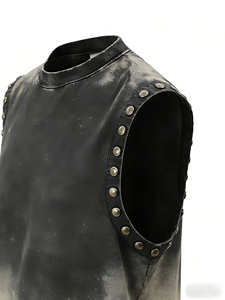 Chaleco sin mangas de cuero sintético desgastado con efecto degradado y tachuelas para hombre, estilo punk rock, ideal para streetwear. - Product Image 3