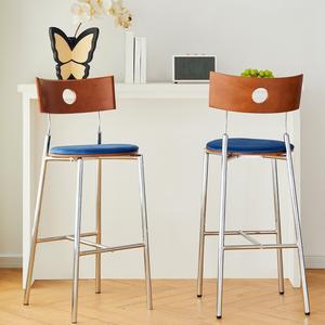 Taburete de bar Berg, madera maciza, estructura cromada, asiento y respaldo azules, silla alta para barra, encimera o isla de cocina - Product Image 1